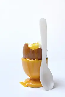 Soft Boiled Egg Drucke: Soft boiled breakfast egg in egg cup with spoon