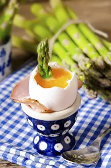 Vegetarian Meal Ideas Drucke: Soft-boiled egg with asparagus