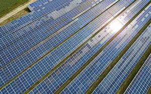 Alternative Power Generation Drucke: Solar panel field at work with sun reflection