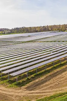 Alternative Energy Solutions Drucke: Solar systems are set up in rows and extend across the countryside