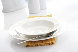 White Plate Studio Shot Drucke: Soup plates, empty