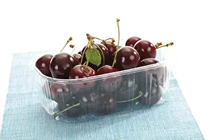 Vitamin Rich Cherries Drucke: Sour cherries in a plastik box