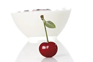 Studio Shot Fruits Drucke: Sour cherry in front of yoghurt