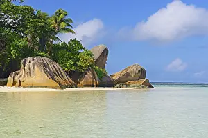 Granite Rock Formations Drucke: Source d'Argent beach, rocks and palm trees