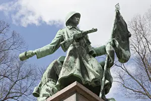 World War II Historical Image Drucke: Soviet soldier with weapon and flag