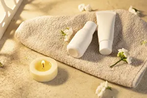 Fresh Flowers Arrangement Drucke: Spa setting with a beige towel