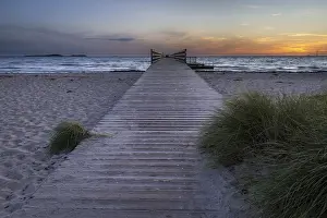 Northern European Beaches Drucke: Spacious, empty beach with a pier