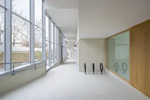 Modern Office Building Interior Drucke: A spacious corridor featuring large