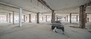 Construction Site Development Drucke: A spacious, empty room under construction
