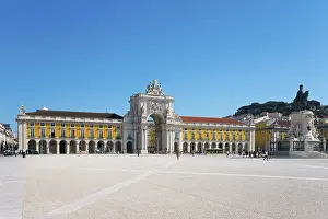 Lisbon Square Drucke: Spacious square with a large yellow building