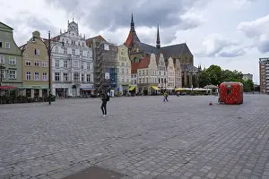 Bilder Datiert 9. Juni 2024: Großer Platz mit Umgebung.