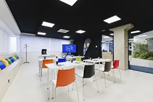 Modern Training Room Drucke: A spacious training room featuring a large screen
