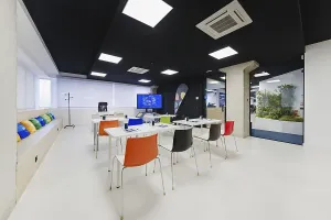 Modern Training Room Drucke: Spacious training room featuring white tables