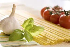 Spaghetti Nutrition Drucke: Spaghetti, basil, tomatoes, garlic
