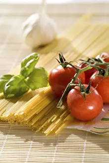 Raw Garlic Nutrition Facts Drucke: Spaghetti, basil, tomatoes, garlic