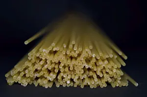 Plain Background Food Photography Drucke: Spaghetti on Black Background