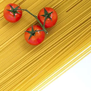 Italian Pasta Drucke: Spaghetti and cherry tomatoes isolated on white background