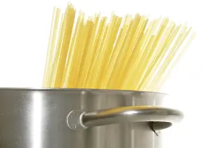 Cooking Pot Images Drucke: Spaghetti to cook in a pot