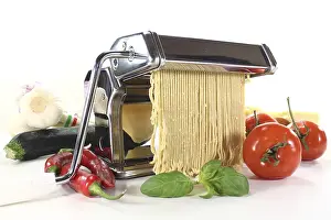 Olive Oil Nutrition Facts Drucke: Spaghetti in a pasta machine with vegetables and basil
