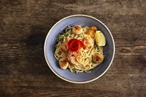 Gastronomy Concept Image Drucke: Spaghetti with scallops and prawns