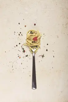 Spaghetti Dish Drucke: Spaghetti strung on a fork, on the table