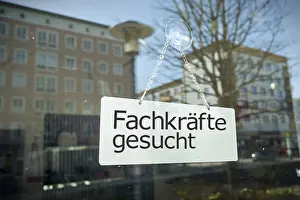 Deserted Shop Window Drucke: Specialists wanted