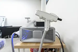 Healthcare System Technology Drucke: Specialized laser device operating in a clinic setting