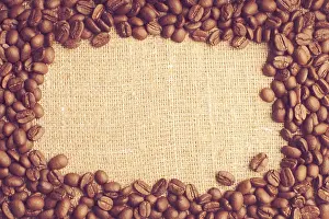 German Agriculture Scene Drucke: Spilled coffee beans frame over burlap textile
