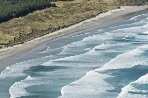 Otago Peninsula Landscape Drucke: Spinning waves breaking at the flat sand beach