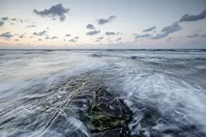 Benelux Countries Scenery Drucke: Splash and waves under a dramatic pink sky