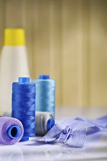 White Table Studio Shot Drucke: Spools and zip on white table