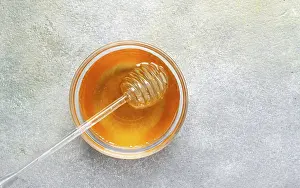 Honey Spoon Drucke: Spoon with honey, on the table
