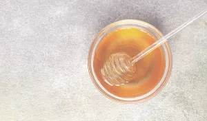 Honey Spoon Drucke: Spoon with honey, on the table
