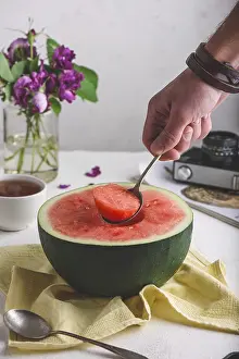 Balanced Diet Meal Prep Drucke: The Spoon with Piece of Watermelon in Man Hand
