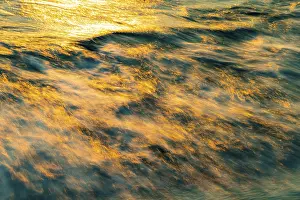 Drucke von Spray, Wellen am Strand, Sonnenuntergang, langer Belichtungszeitraum, dynamische Helligkeitsbereich, Porth Nanven, St. Just, Cornwall, Großbritannien Porth Drucke: Sprühen, Wellen am Strand, Sonnenuntergang.