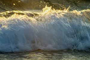 Deserted Beach Evening Sun Drucke: Spray, waves on the beach, sunset