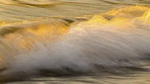Long Exposure Beach Scene Drucke: Spray, waves on the beach, sunset