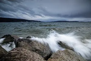 Drucke von Wellenge spritzen gegen Steine vor einem bewölkten Himmel, Hafen, Mittelzell, Reichenau, Bodensee, Baden-Württemberg, Deutschland Wellenge spritzen gegen Steine vor einem bewölkten Himmel, Hafen Bodensee Drucke: Wellengüsse spritzen gegen Steine vor einem bewölkten Himmel.