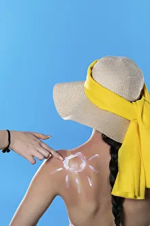 Sun Protection Drucke: When spreading cream on her back