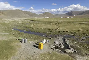 Drucke von Frühling mit Trinkwasser für die Nomaden in der Steppe, Aimak Bayan Ulgi, Altai, Mongolei, Asien Mongolei Drucke: Frühling mit Trinkwasser für die Nomaden in der Steppe.