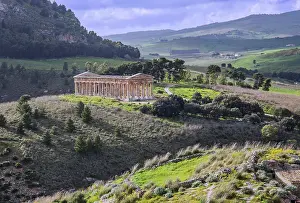Ancient Greek Ruins Italy Drucke: Spring landscape with the temple of Segesta