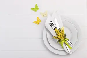 Food Photography Background Drucke: Spring table setting with flowers and butterflies