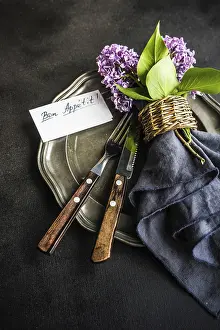 Country Style Table Decor Drucke: Spring table setting with lilac flowers on rustic table with copy space
