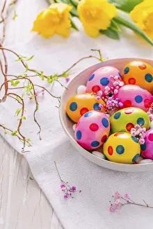 Spring Flowers Drucke: Spring time - Easter eggs and tulips on white background