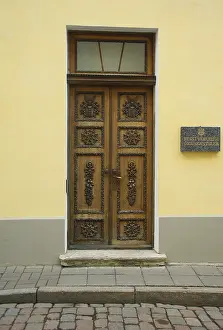 Drucke von Spaziergang im Frühling durch Alt-Tallinn, ein Fragment der Fassade und die Gestaltung des Eingangs Estland Drucke: Frühlingswanderung in Alt-Tallinn