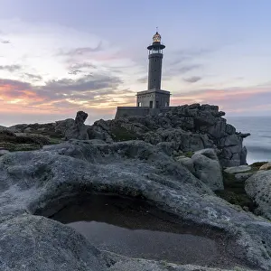 Spanish Lighthouses Drucke: A square view of the Punta Nariga Lighthouse at sunset