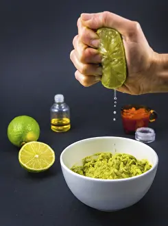 Mexican Cuisine Food Drucke: Squeeze the lime in the avocado