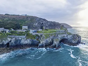 St Agnes Beach Drucke: St Agnes Beach and cliffs from a drone
