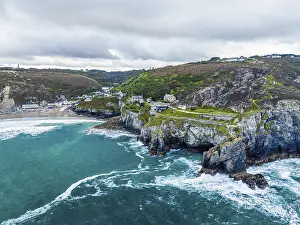 Rocky Coastline UK Drucke: St Agnes Beach and cliffs from a drone