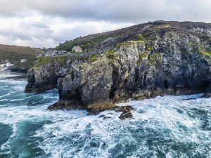 Rocky Coastline UK Drucke: St Agnes Beach and cliffs from a drone